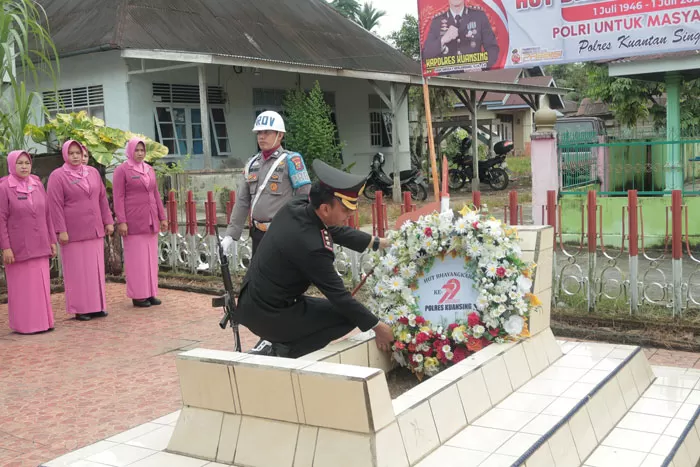 Kapolres Kuansing Datangi Makam Pahlawan KH Umar Usman, Lakukan Tabur Bunga dan Penghormatan